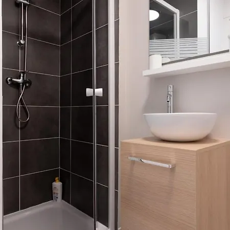 Hypercentre -apartment In Pedestrian Zone דירה ליל